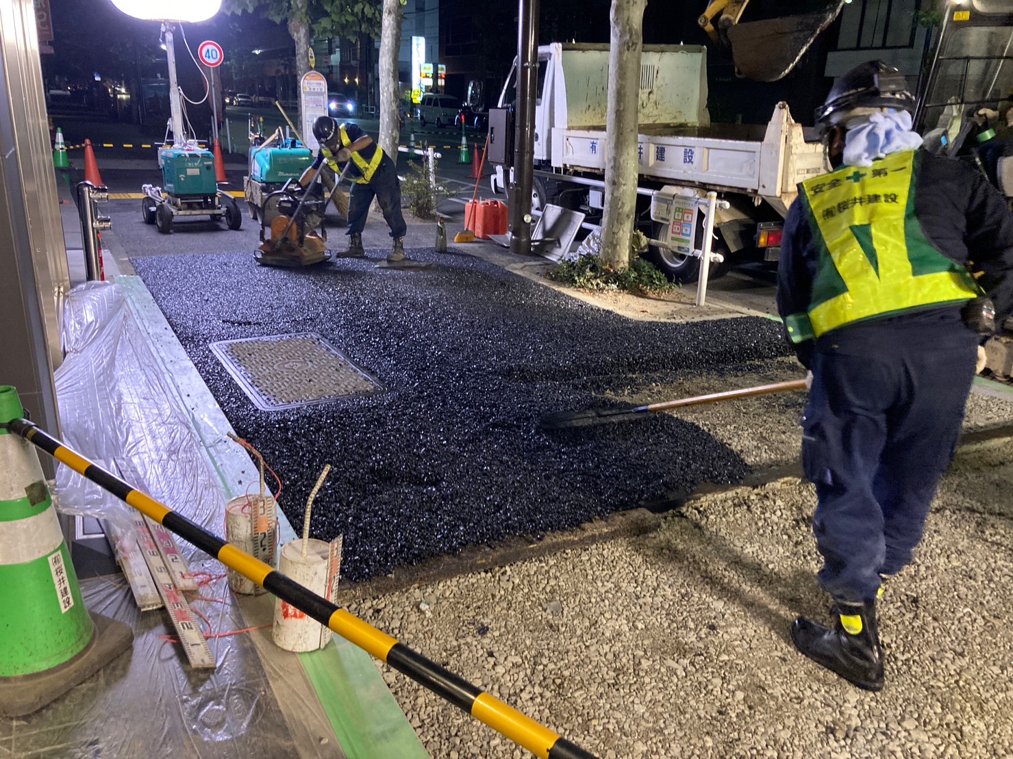 歩道アスファルト舗装打ち換え工事 転圧
