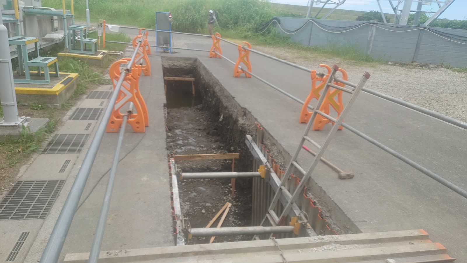 汚泥処理施設 管路掘削付設工事